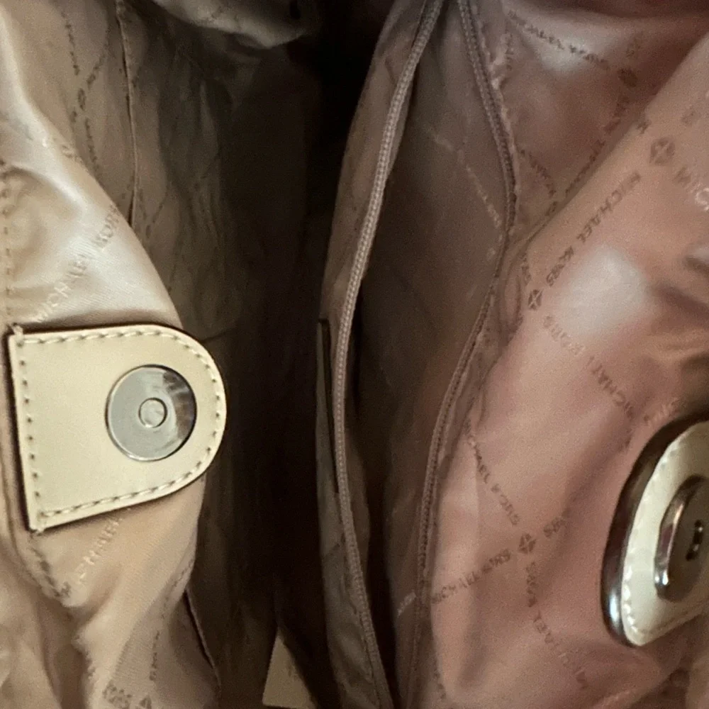 Michael Kors Winnie drawstring bag - Picture 2 of 4